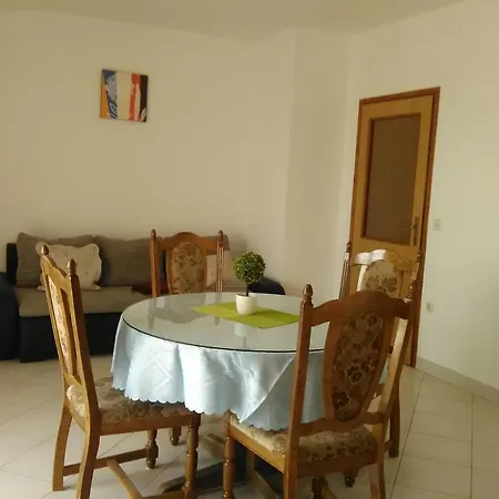 Kastel Novi 16018b Apartment